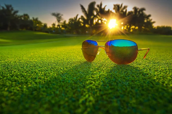 Hermosas gafas en el campo de golf —  Fotos de Stock