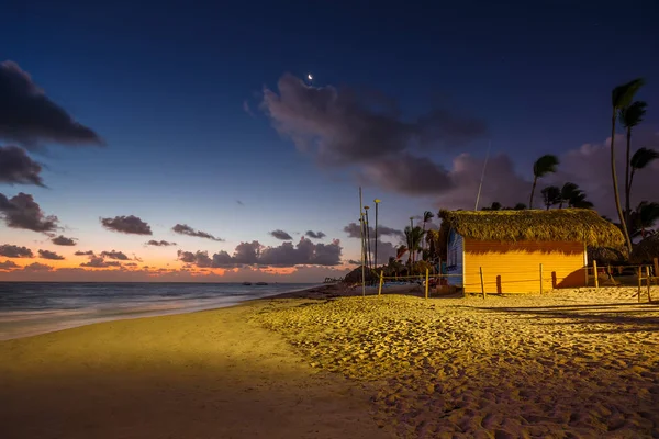 Mystic alba con luna e stelle sulla spiaggia di sabbia Punta Cana — Foto Stock