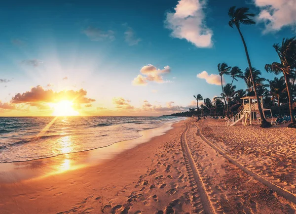 Karaiby wakacje, piękny wschód słońca na tropikalnej plaży — Zdjęcie stockowe