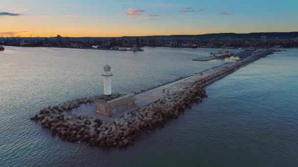 Vue aérienne par drone du phare au coucher du soleil dans le port de Varna, Bulgarie 