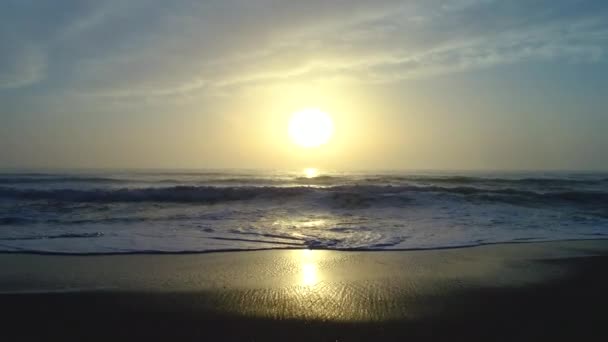 空中无人机观看美丽的日出在海水和海滩 — 图库视频影像