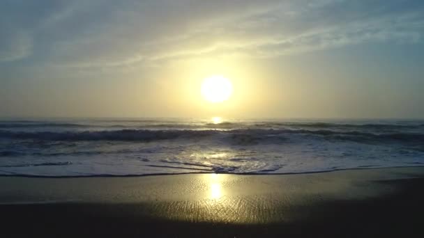 Drohnenaufnahme Des Schönen Sonnenaufgangs Über Dem Meerwasser Und Dem Strand — Stockvideo