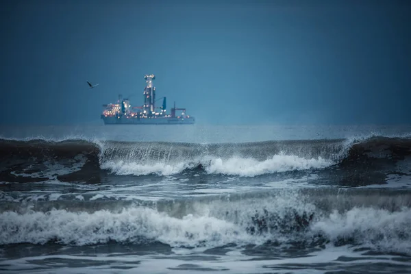 日没後の海の水の国際コンテナー貨物船 — ストック写真