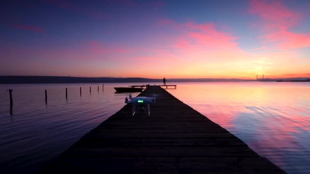 Vuelo Aéreo Avión Tripulado Sobre Muelle Pequeño Barco Lago Atardecer — Vídeos de Stock