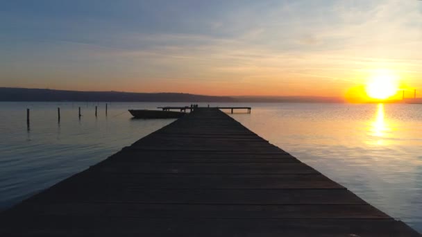 Vuelo Aéreo Sobre Muelle Pequeño Barco Lago Puesta Del Sol — Vídeos de Stock