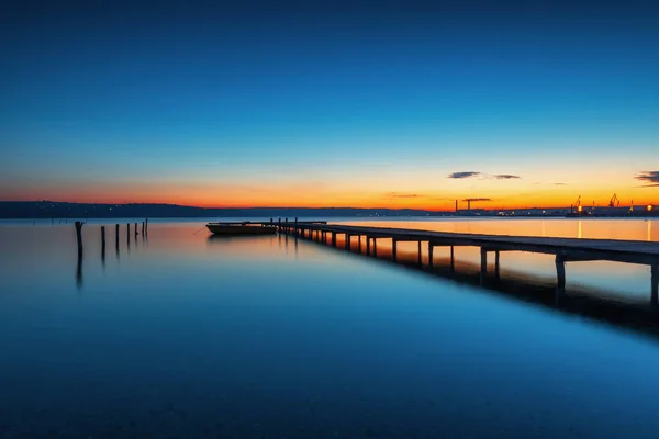 Liten brygga och båt vid sjön — Stockfoto