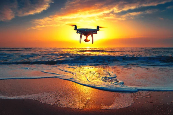 Belle matinée sur la mer et drone volant — Photo