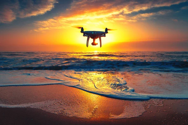 Vacker morgon över havet och flygande drönare — Stockfoto