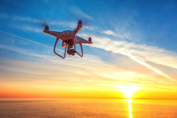Szép reggel, a tengerre és a repülő drone — Stock Fotó