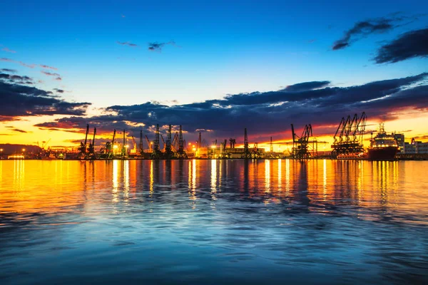 Zachód słońca nad port morski i Suwnice przemysłowe, Varna — Zdjęcie stockowe