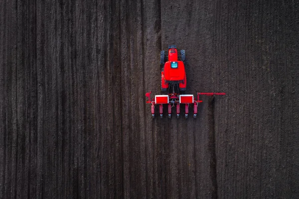 Аерофотозйомка тракторів, що працюють на полі врожаю — стокове фото