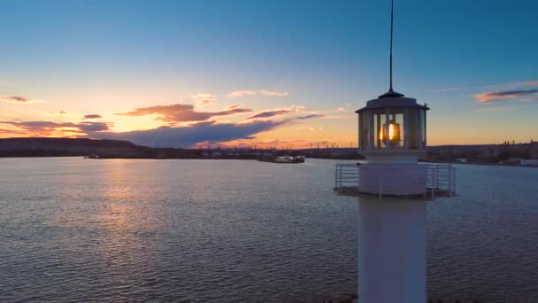 在保加利亚瓦尔纳海港日落的灯塔鸟瞰图 — 图库视频影像