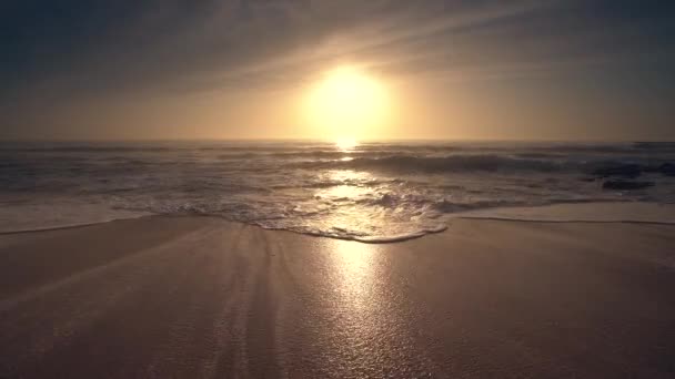 海の上の日の出 波とビーチ — ストック動画