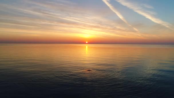 Letecký Pohled Zlatého Východu Slunce Nad Mořskou Vodou Zvlnění Vlny — Stock video