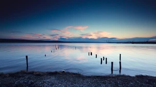 湖の水に沈む夕日 壊れたドックです Cloudscape — ストック動画