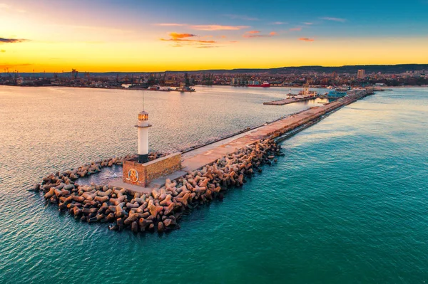 Vue aérienne du phare au coucher du soleil à Varna, Bulgarie — Photo