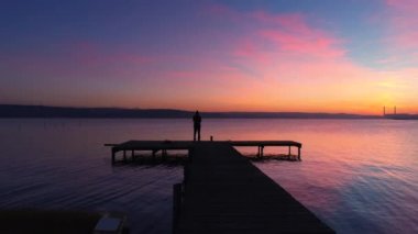 Küçük dock ve gölde tekne üzerinde hava uçuş