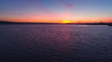 Gün batımı drone uçuş göl ve su üzerinde ördek