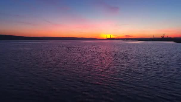 Zonsondergang Drone Vlucht Het Meer Het Water Eenden — Stockvideo