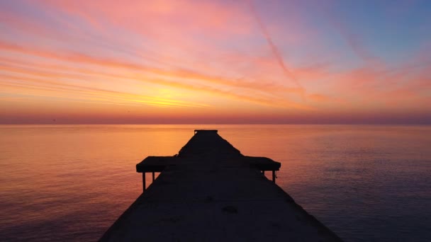 Vista Aérea Del Hermoso Amanecer Sobre Mar Viejo Puente Roto — Vídeos de Stock