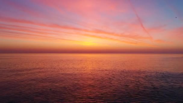 Vista Aérea Del Amanecer Dorado Sobre Agua Del Mar Olas — Vídeos de Stock