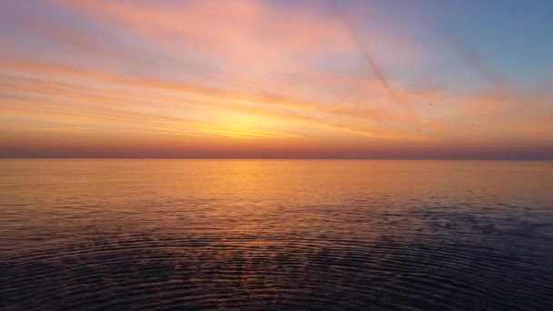 Vista Aérea Nascer Sol Dourado Sobre Água Mar Ondas Ondulação — Vídeo de Stock