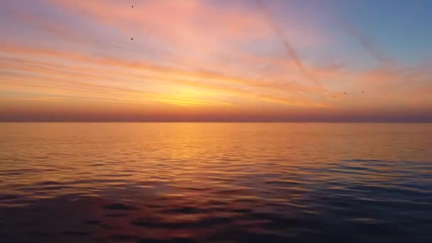 Flygfoto Över Gyllene Soluppgången Över Havet Bevattnar Och Rippel Vågor — Stockvideo