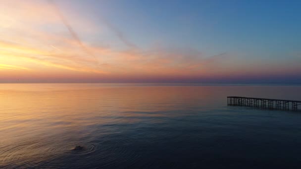 Luftaufnahme Eines Wunderschönen Sonnenaufgangs Über Dem Meer Und Einer Brücke — Stockvideo