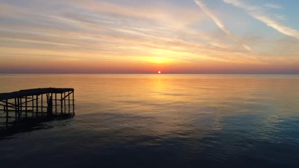 Vista Aérea Del Hermoso Amanecer Sobre Mar Puente Agua — Vídeo de stock