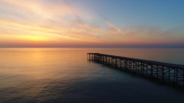 美丽的日出在海和桥梁在水的空中看法 — 图库视频影像
