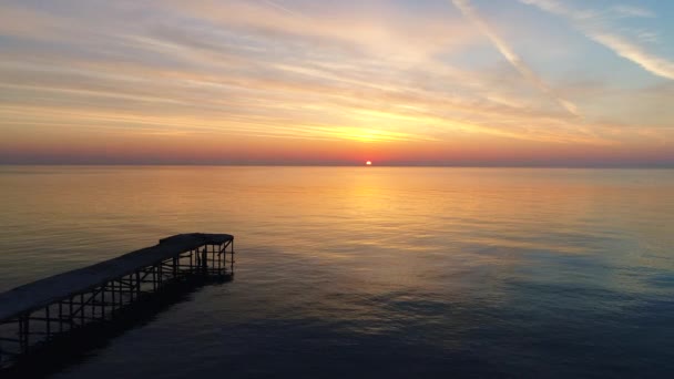 Luftaufnahme Eines Wunderschönen Sonnenaufgangs Über Dem Meer Und Einer Brücke — Stockvideo