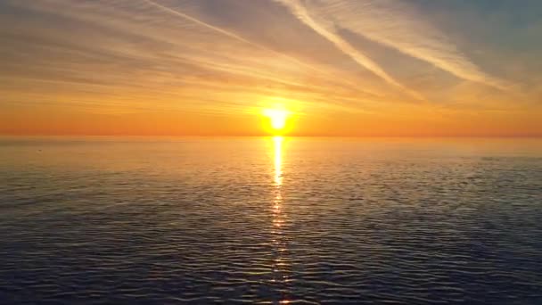 海の水の上の黄金の日の出の空撮とリップル波 — ストック動画
