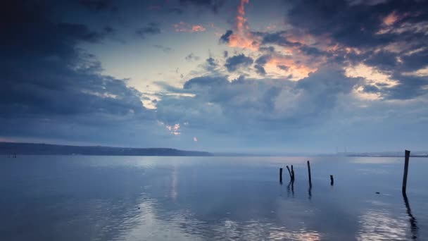 Закат Над Водой Озера Сломанная Доска — стоковое видео