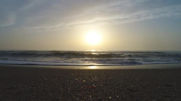 Vista Aérea Del Hermoso Amanecer Sobre Mar Ondas Lavando Playa — Vídeo de stock