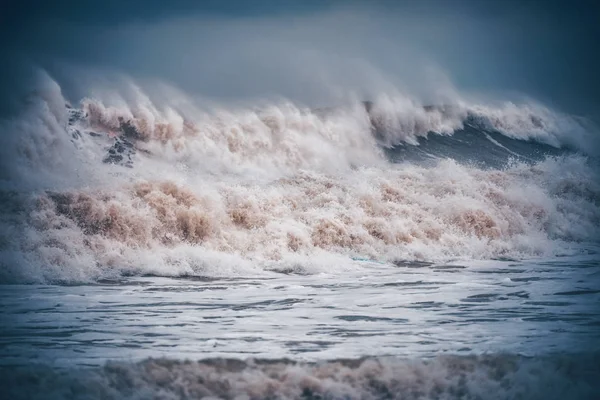 Grandes olas en las aguas profundas del mar después de la puesta del sol. Se acerca la tormenta. . — Foto de Stock