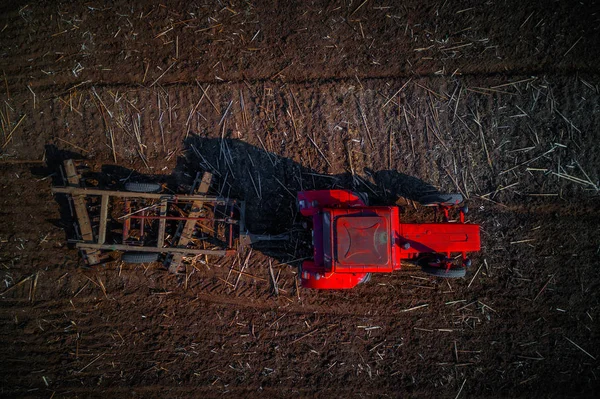 묘목으로 땅을 준비하는 트랙터 재배 자 — 스톡 사진