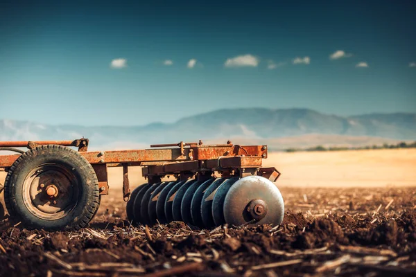 Agriculteur en tracteur préparant des terres avec cultivateur de lit de semence — Photo