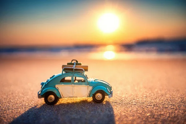 Beautiful sunrise on tropical island beach and car miniature — Stock Photo, Image