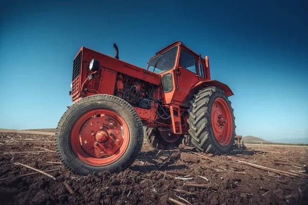 Farmář v traktoru připravuje půdu s kultivátorem seťového lůžka — Stock fotografie