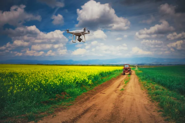 Flying drone over the rapeseed. — Stock Photo, Image