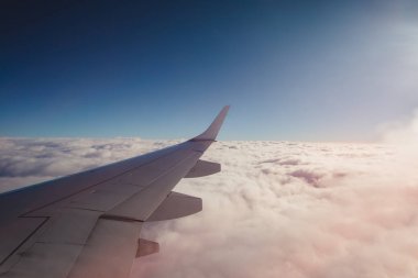 Bulutların üzerinde uçuyor. Uçaktan görüntü