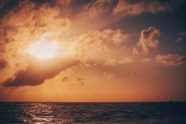 Denizin üzerinde güzel bir gün doğumu