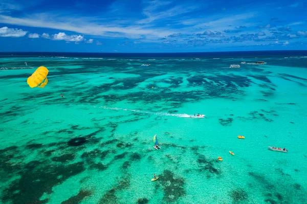 Vista aérea de drones de personas que disfrutan de actividades náuticas en el mar Caribe — Foto de Stock
