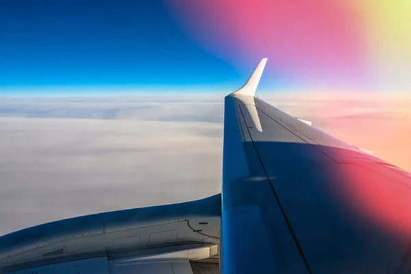 Volando sobre las nubes. vista desde el avión — Foto de Stock