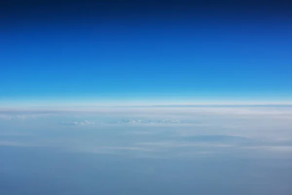 飞过云层。飞机鸟瞰图 — 图库照片