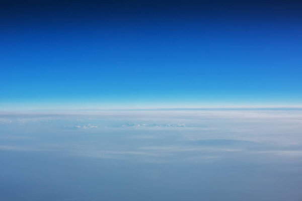 Летят над облаками. Вид с самолета с воздуха
