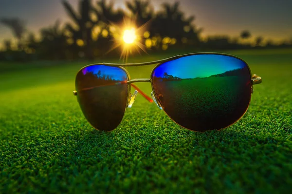 ゴルフ場の芝生の上の美しいサングラス — ストック写真