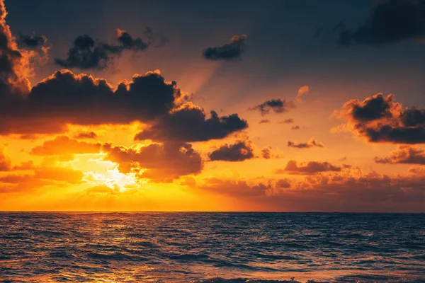 美丽的日出在海面上 — 图库照片