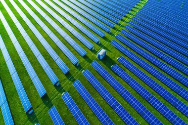 Güneş enerji santralleri. Bir enerji güneş panelleri yüksek açılı görünüş 