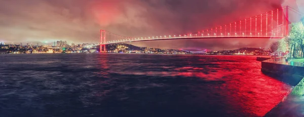 Scène nocturne du pont du Bosphore d'Istanbul. Lieu célèbre, monument historique . — Photo
